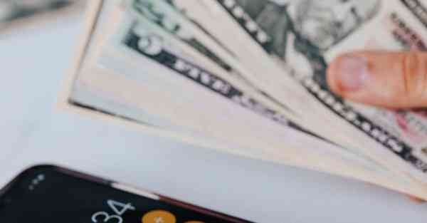 人工智能机器人和人谈恋爱