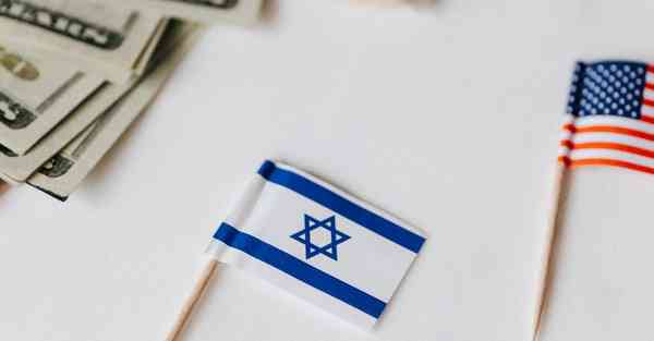 人工智能机器人和人谈恋爱