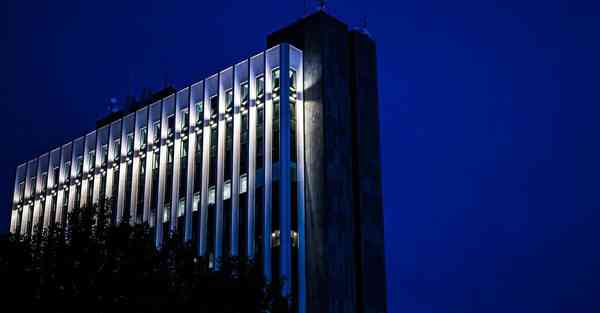 人工智能机器人和人谈恋爱