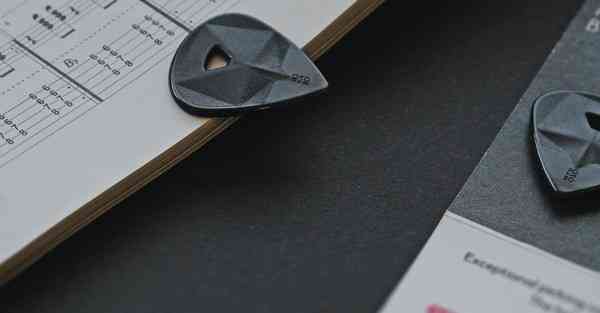 人工智能机器人和人谈恋爱